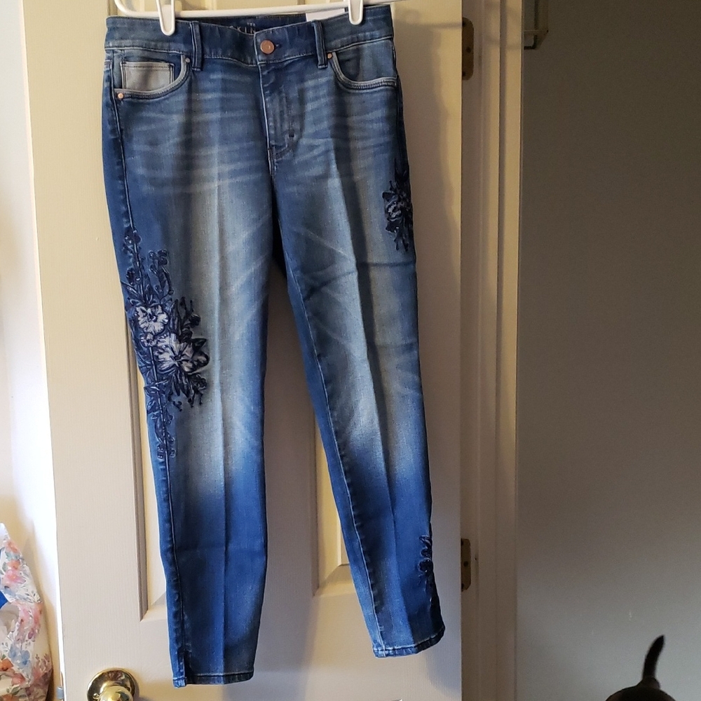 NWT WHBM The Skinny Crop Blue Jeans with Floral Embroidery Size 4